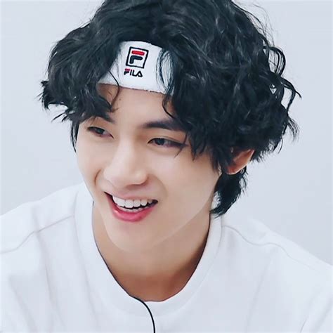 𝒕𝒂𝒆𝒉𝒚𝒖𝒏𝒈 ∫∫ 𝑖𝑛 𝑡ℎ𝑒 𝑠𝑜𝑜𝑝 | Bts v black hair, Curly hair styles, Kim taehyung