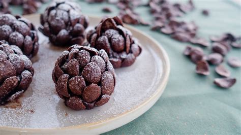 Chocolate pine cones with coco pops - Recipes - Vild Nord