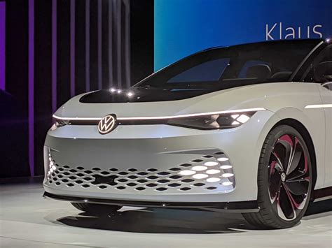 سيارة ID Space Vizzion الكهربائية من Volkswagen تقطع مسافة 300 ميل ...