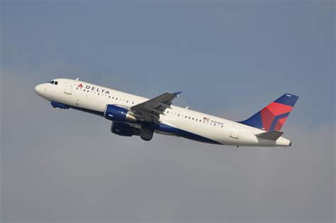 Delta Airlines Fleet Airbus A320-200 N360NW Climbing after Take off ...