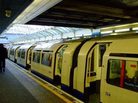 Hammersmith tube station © Thomas Nugent cc-by-sa/2.0 :: Geograph ...