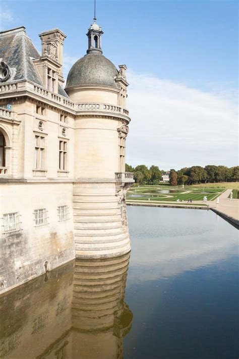 Chantilly Castle Tower and Gardens with Pond Editorial Stock Image - Image of monument, chateau ...