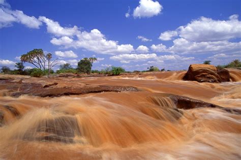 Tsavo East National Park HD desktop wallpaper : Widescreen : High Definition : Fullscreen