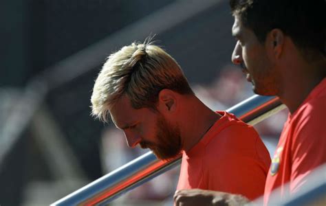 Messi makes early Barcelona training session | MARCA English