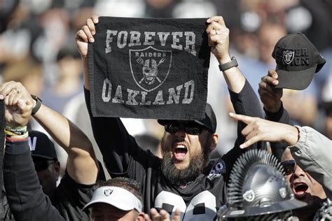 Raiders greats help celebrate final game in Oakland