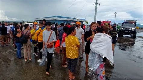 Huge fire engulfs ferry in Philippines - BBC News