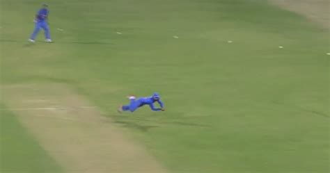 Watch: Virat Kohli takes a stunner to dismiss AB de Villiers