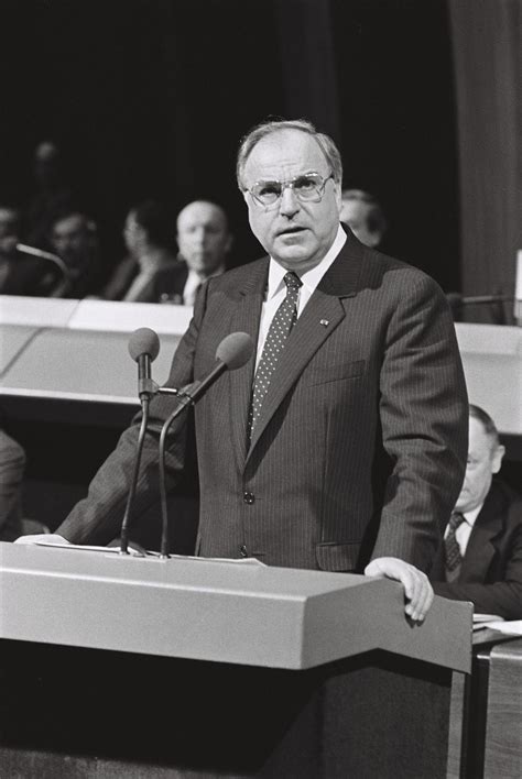 Helmut Kohl Biography