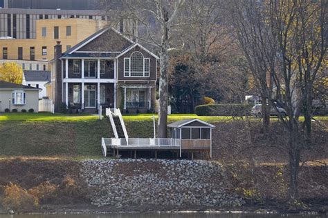 Sen. Joe Manchin buys house on Kanawha River (photo) | News | wvgazettemail.com