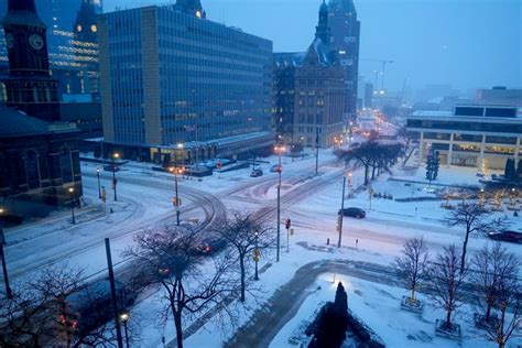 Timelapse video shows winter snowstorm arrive in Milwaukee