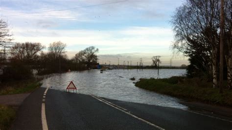 Flooding shuts two major River Trent bridges - BBC News