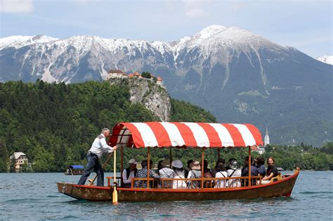 lake-bled-pletna-boat - TRAVELSLOVENIA.ORG – All You Need To Know To Visit Slovenia