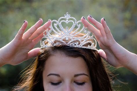 Tiara vs. Diadem – Is There a Difference? | Jewelry Guide