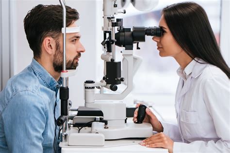 Ophthalmologist VS Eye Specialist - What's The Difference? - HealthStatus