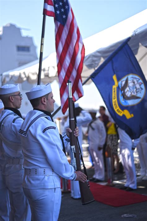 DVIDS - News - USS Lake Champlain Welcomes New Commanding Officer
