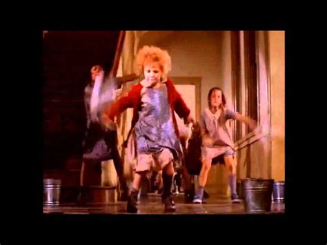 "It's a hard knock life" ORIGINAL Annie 1982 - YouTube