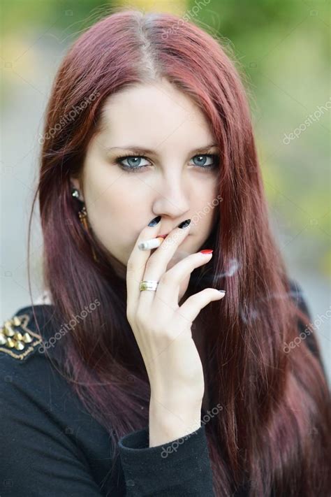 Mujer fumando un cigarrillo: fotografía de stock © muro #49384971 ...