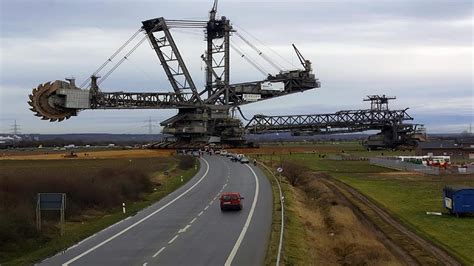 NASA's Crawler-transporter, The largest self-powered land vehicle in the world : space