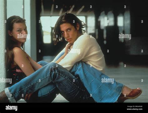 DAZED AND CONFUSED (1993) MILLA JOVOVICH, SHAWN ANDREWS DZCF 006 Stock Photo - Alamy