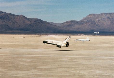 How is space shuttle landing performed? Detailed information