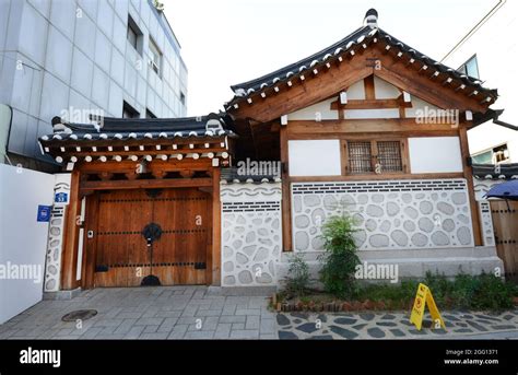 Traditional korean houses hi-res stock photography and images - Alamy