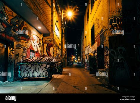 Graffiti dark alley hi-res stock photography and images - Alamy