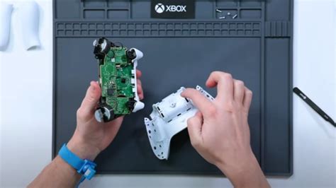 Broke your Xbox controller? Microsoft is now selling the parts you need to repair it