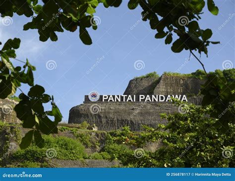 A Traditional Gate of Pantai Pandawa, Bali, Indonesia Editorial Photography - Image of flower ...