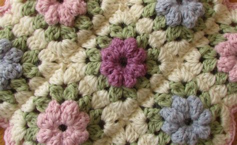 EASY crochet pretty puff stitch flower blanket - flower granny square tutorial