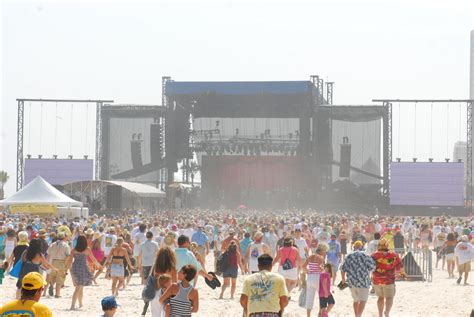 Jimmy Buffett fans assemble on beach hours before Gulf Shores concert's start | AL.com