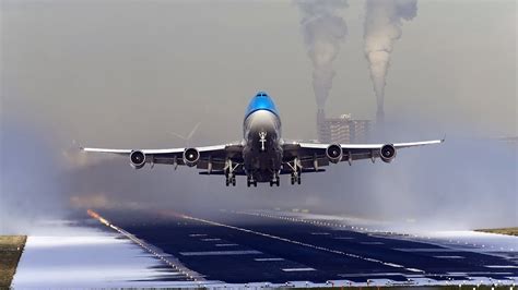 Heavy Boeing 747 "Jumbo" Crosswind Landing - KLM #611 - Chicago O'Hare ...