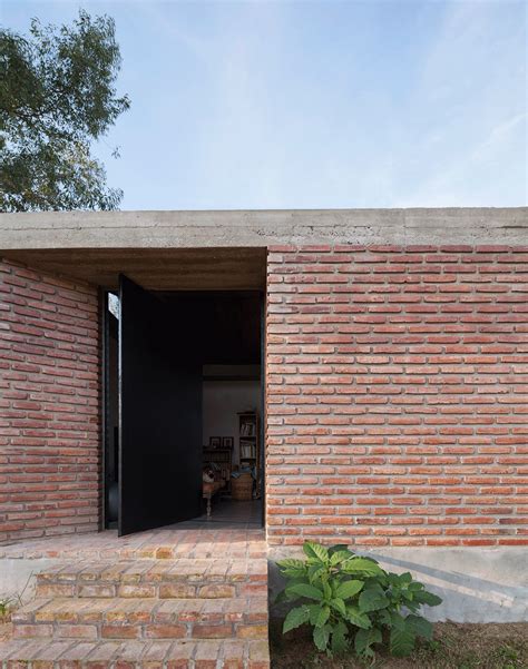 Casa Bovero by German Muller Red Brick Exteriors, Brick Facade, Exterior Brick, Brick Wall ...