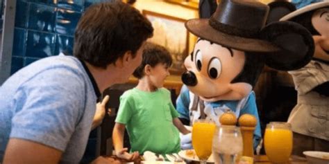 Disney's "Hug Rule" Completely Changes Character Experience - Inside ...