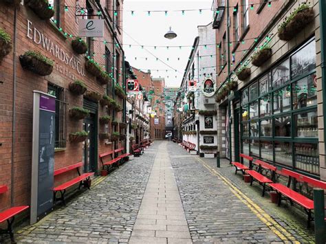 Exploring the Cathedral Quarter in Belfast - pubs, street art and whiskey!