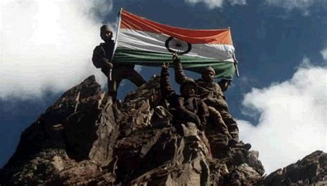 12 Pictures Of Indian Soldiers Hoisting National Flag Will Motivate You ...