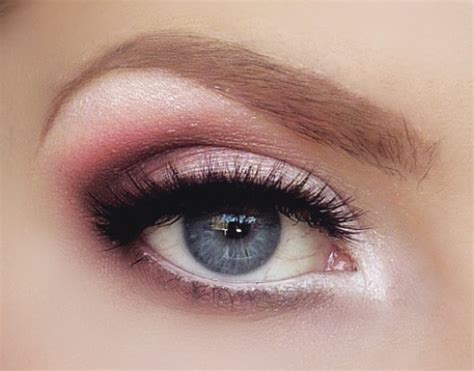 Top 9 Eye Makeup for Small Eyes | Styles At Life