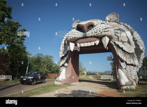 THAILAND KANCHANABURI TIGER TEMPLE Stock Photo - Alamy