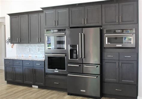 What Color Cabinets Go with Black Stainless Steel Appliances? (16 Ideas) | Black stainless steel ...