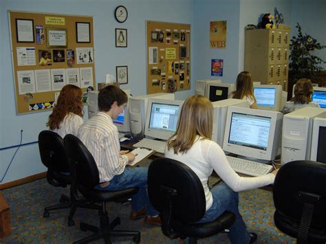 File:Students working on class assignment in computer lab.jpg ...