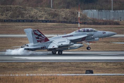 CVW-5戦闘攻撃中隊が岩国基地へ到着 > Marine Corps Air Station Iwakuni-Japanese > News Article Display