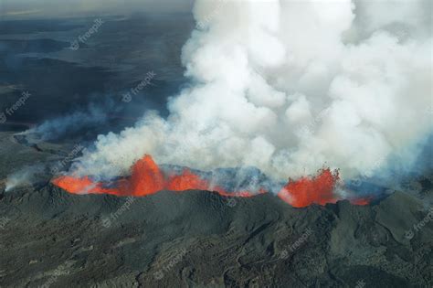 Premium Photo | Bardarbunga volcano eruption in iceland