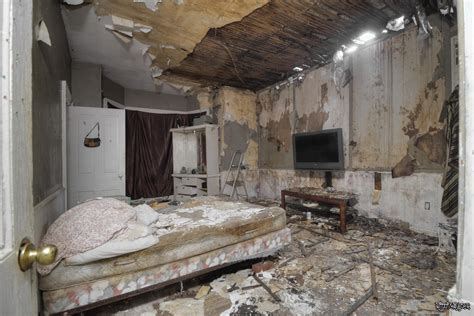 Very Decayed Bedroom Inside an Abandoned House in Ontario Canada [oc] : r/AbandonedPorn