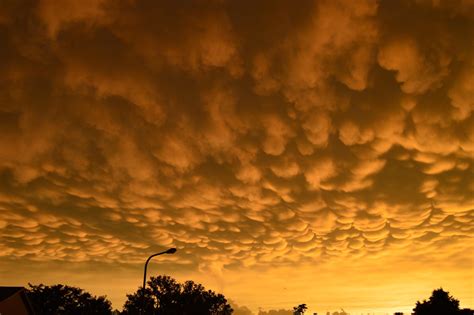 How mammatus clouds form - Windy.app