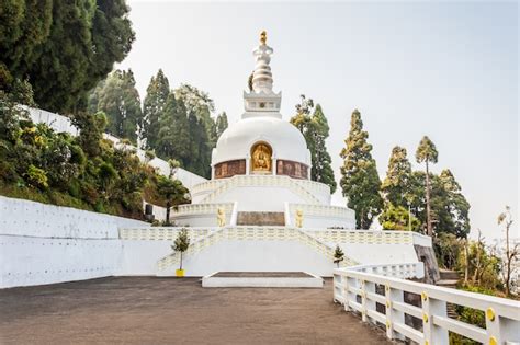 Premium Photo | Peace pagoda, darjeeling