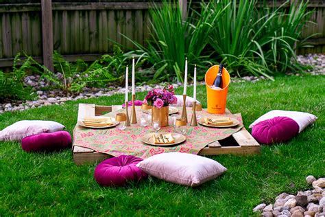 Five Romantic Picnic Ideas that are Easy, Gorgeous and Inexpensive!