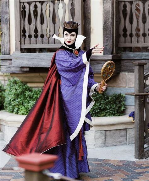 Evil Queen - Disneyland | Disney evil queen, Evil queen, Disney villains