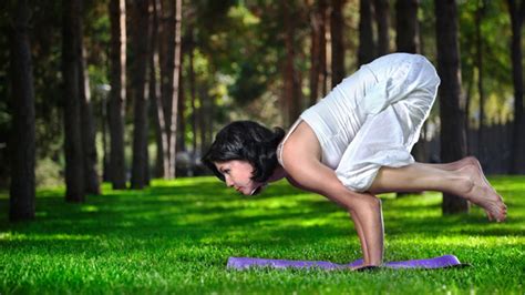 How to Do Crow Pose in Yoga