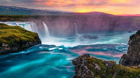 Summer sunset at the Godafoss Waterfall on Skjálfandafljót river, Iceland в 2020 г