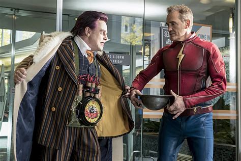 'Flash' Returns Mark Hamill in 'The Present' Finale Photos