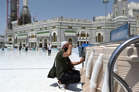 Massive crowds circle Kaaba as hajj begins in Saudi heat - Al-Monitor ...